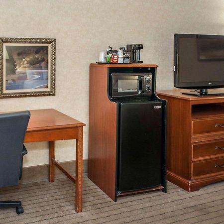 Quality Inn Касълтън Екстериор снимка