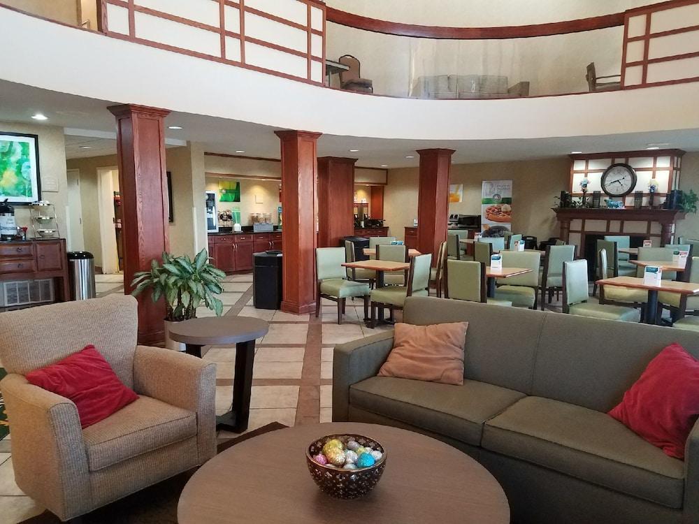 Quality Inn Касълтън Екстериор снимка