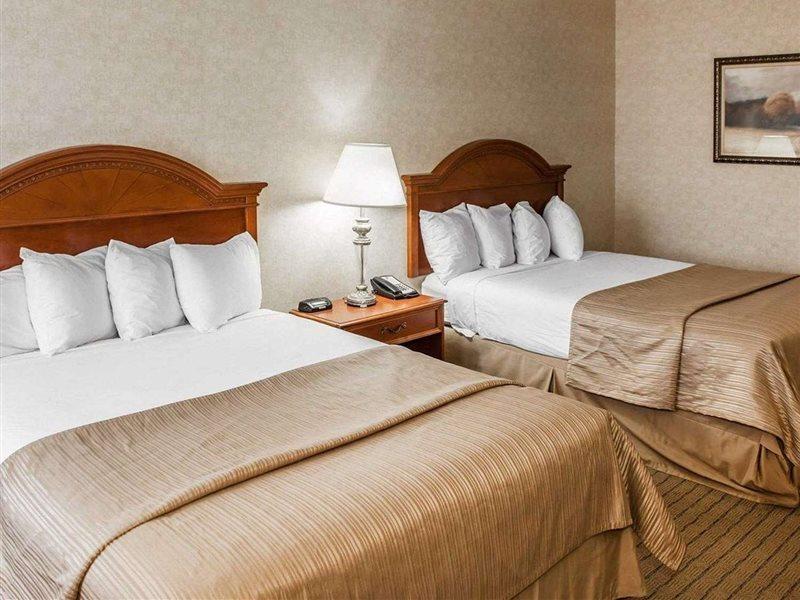 Quality Inn Касълтън Екстериор снимка