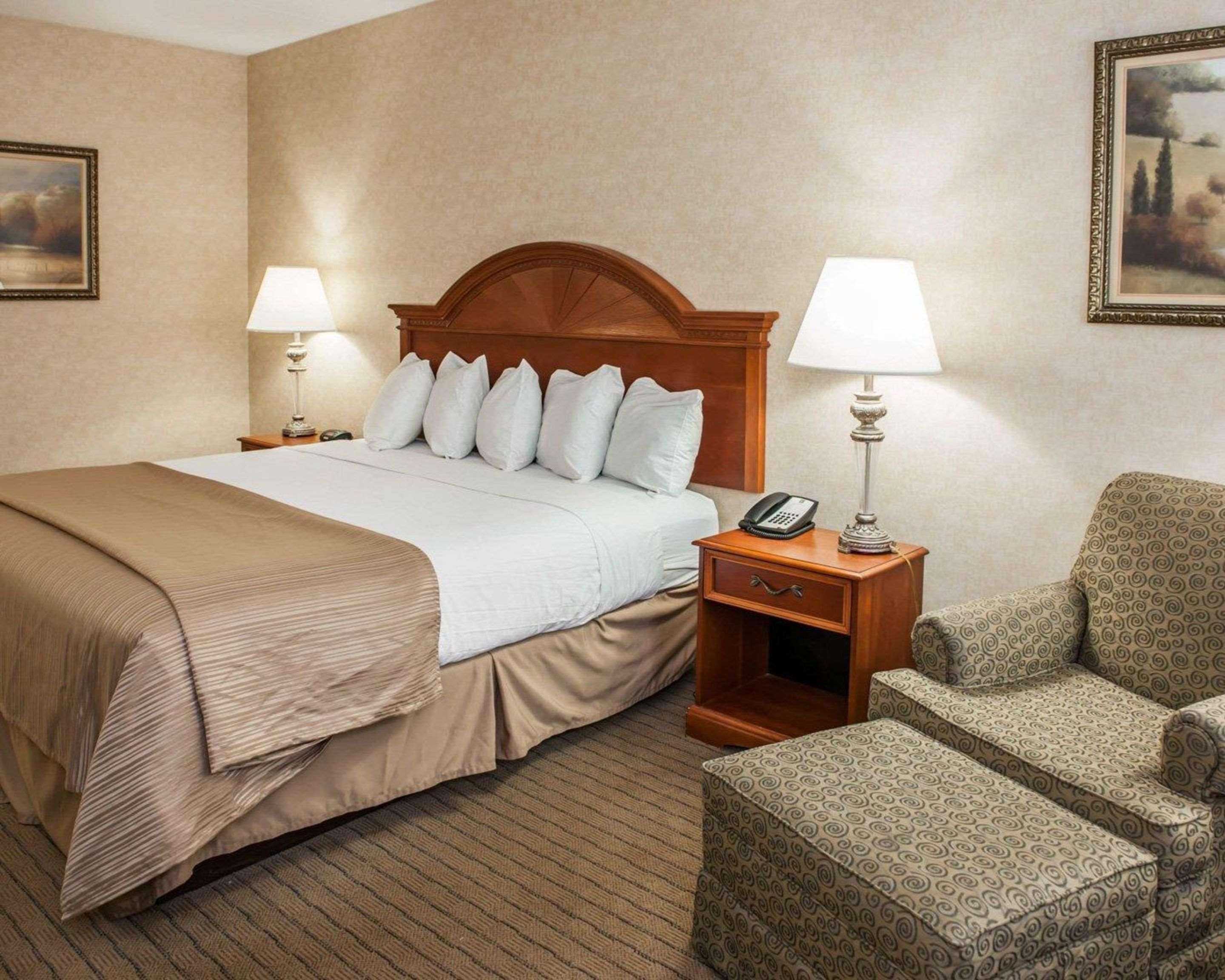 Quality Inn Касълтън Екстериор снимка