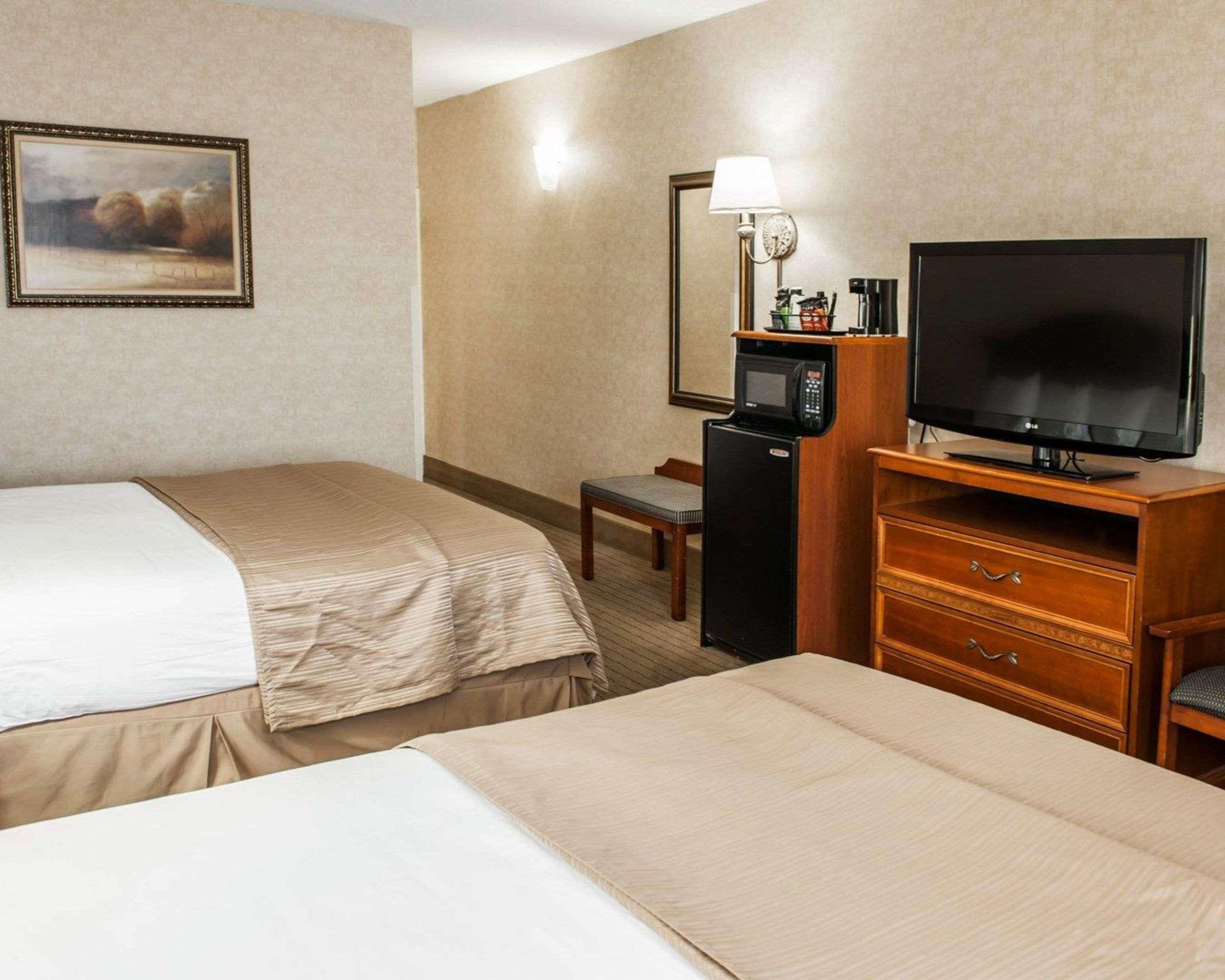 Quality Inn Касълтън Екстериор снимка