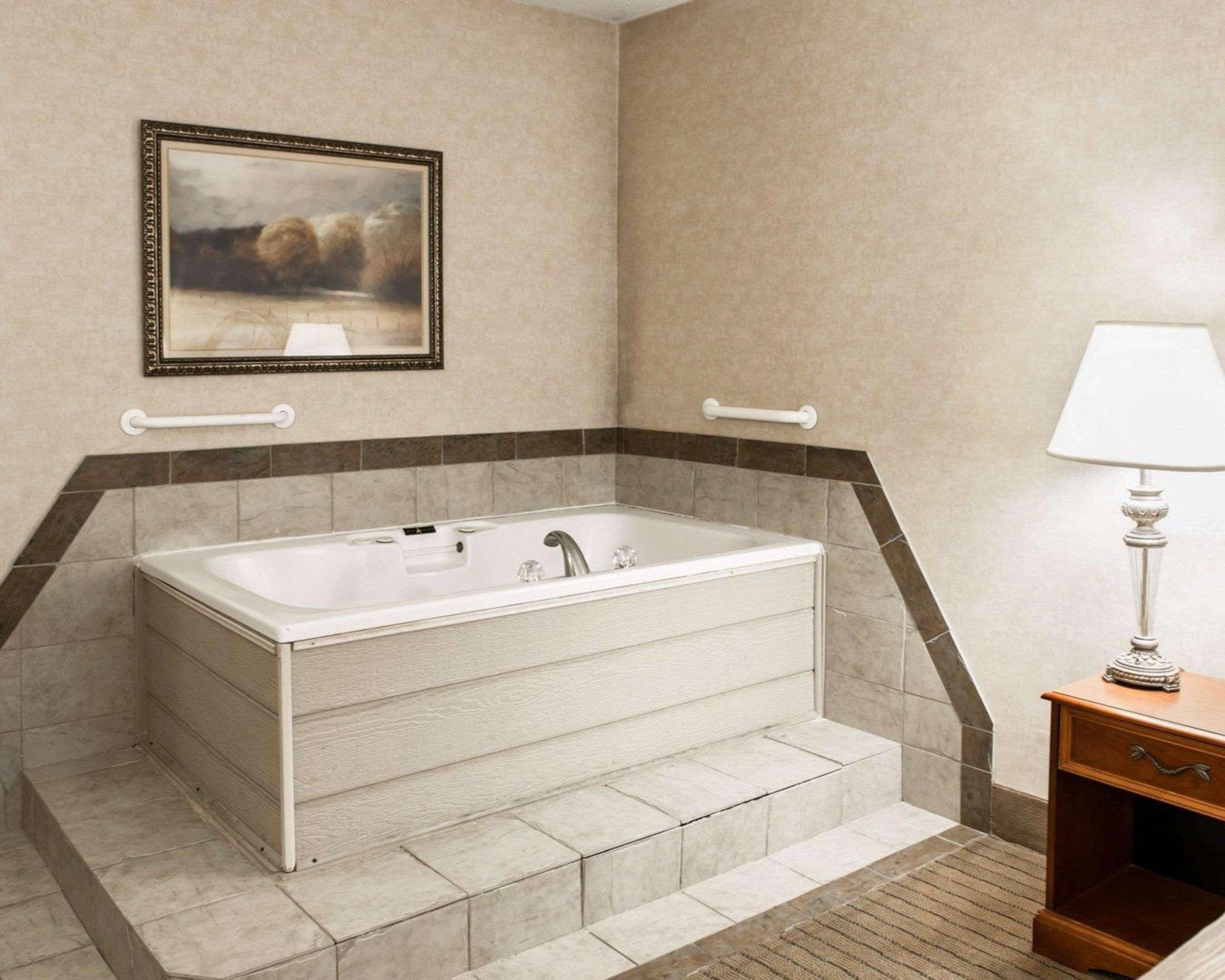 Quality Inn Касълтън Екстериор снимка