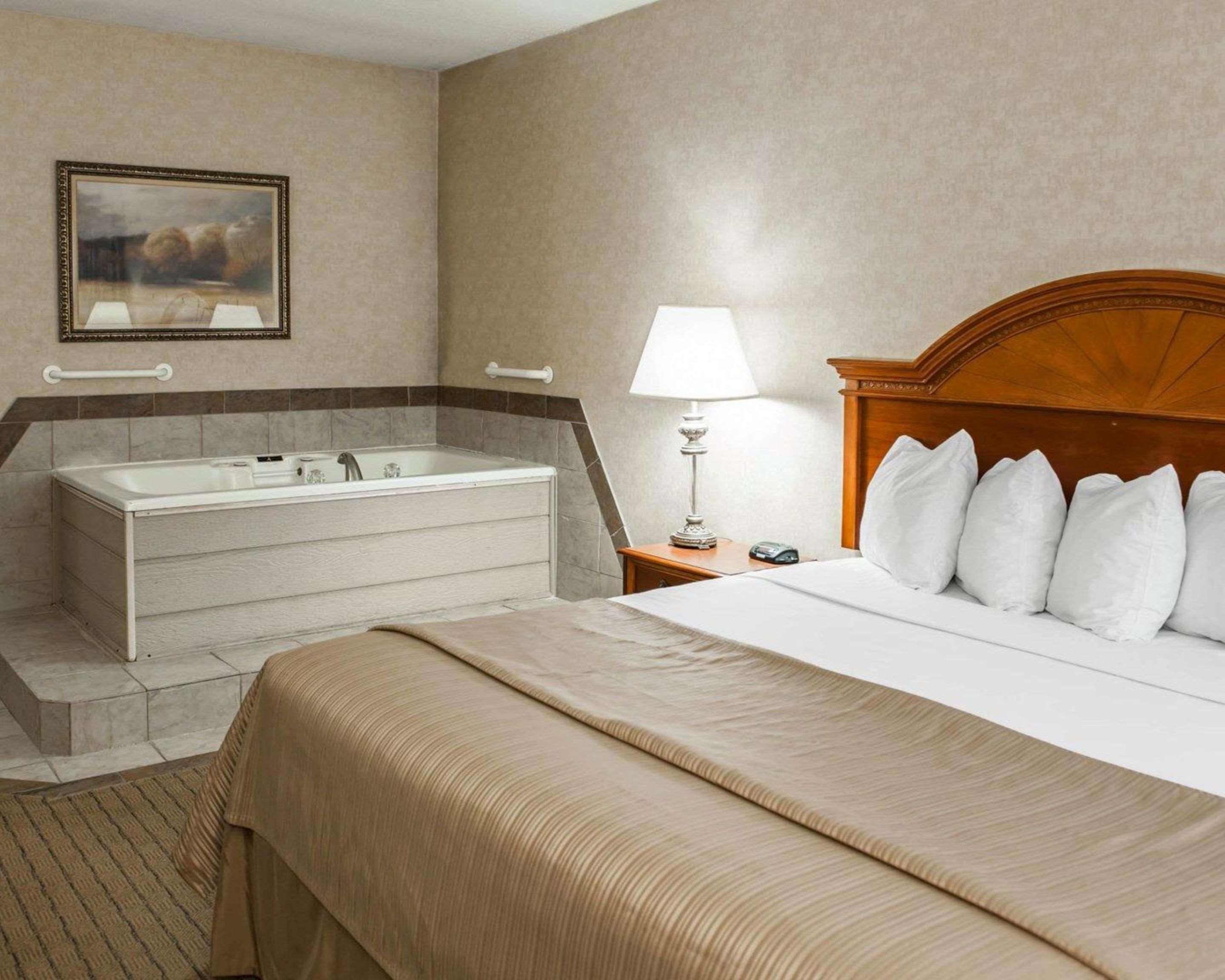 Quality Inn Касълтън Екстериор снимка