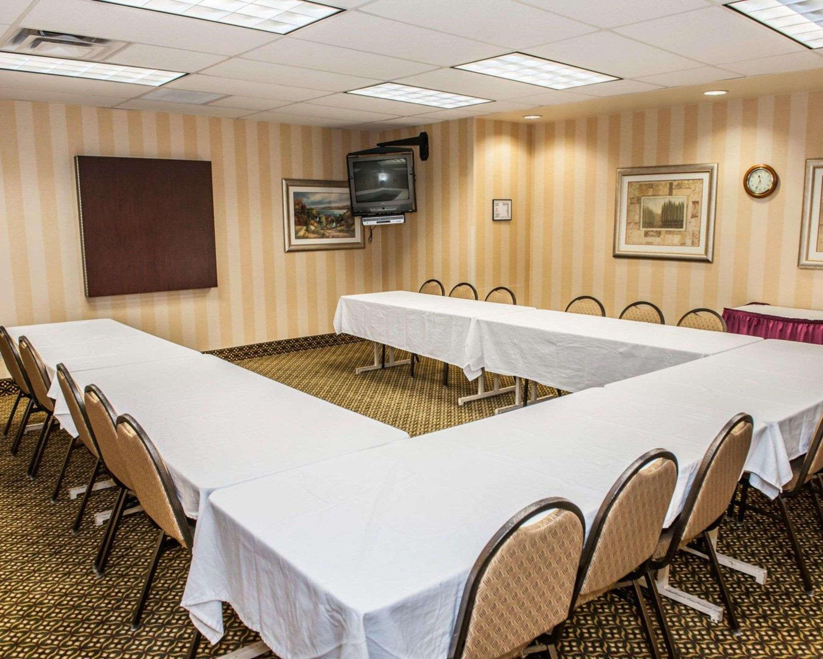 Quality Inn Касълтън Екстериор снимка