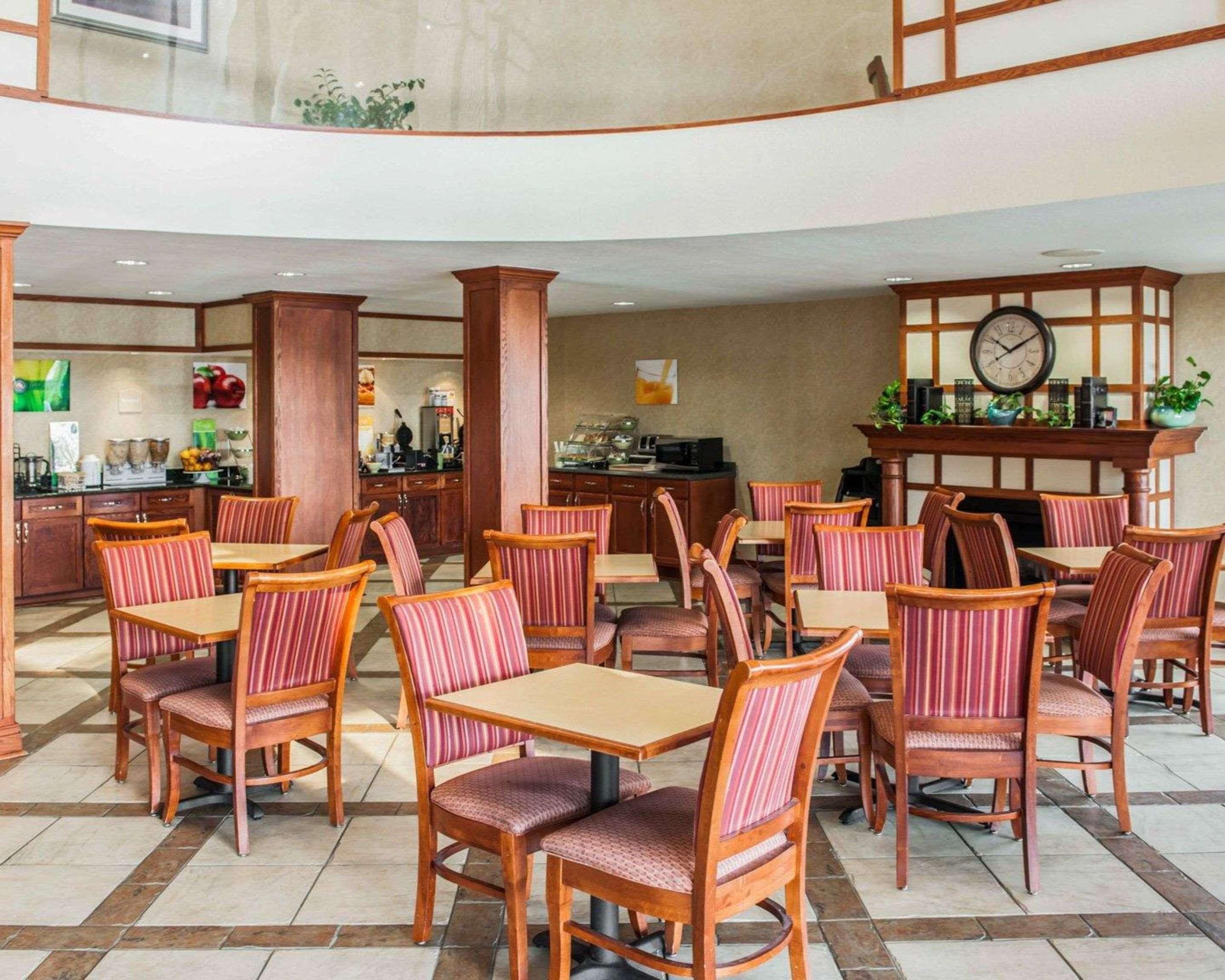 Quality Inn Касълтън Екстериор снимка