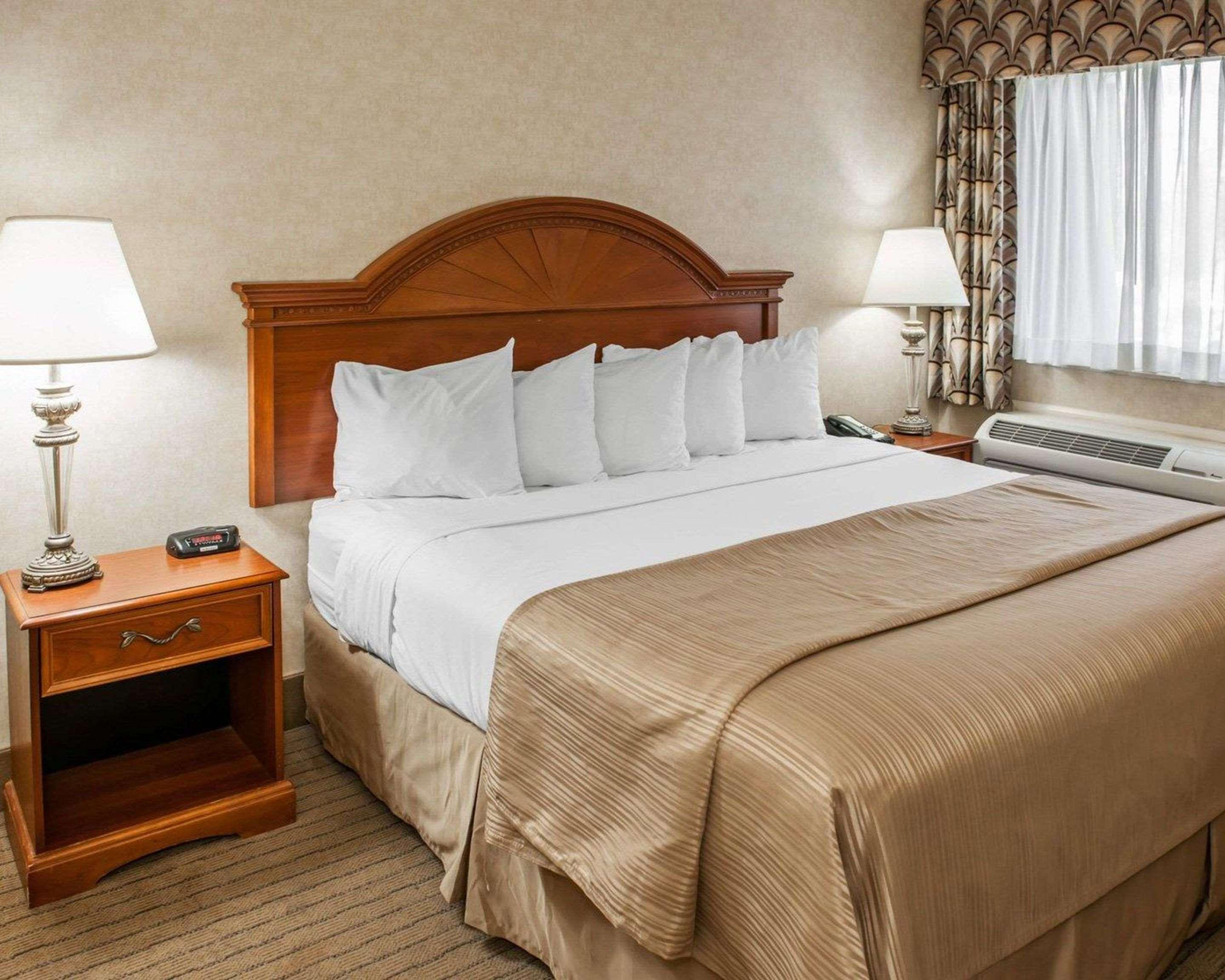 Quality Inn Касълтън Екстериор снимка