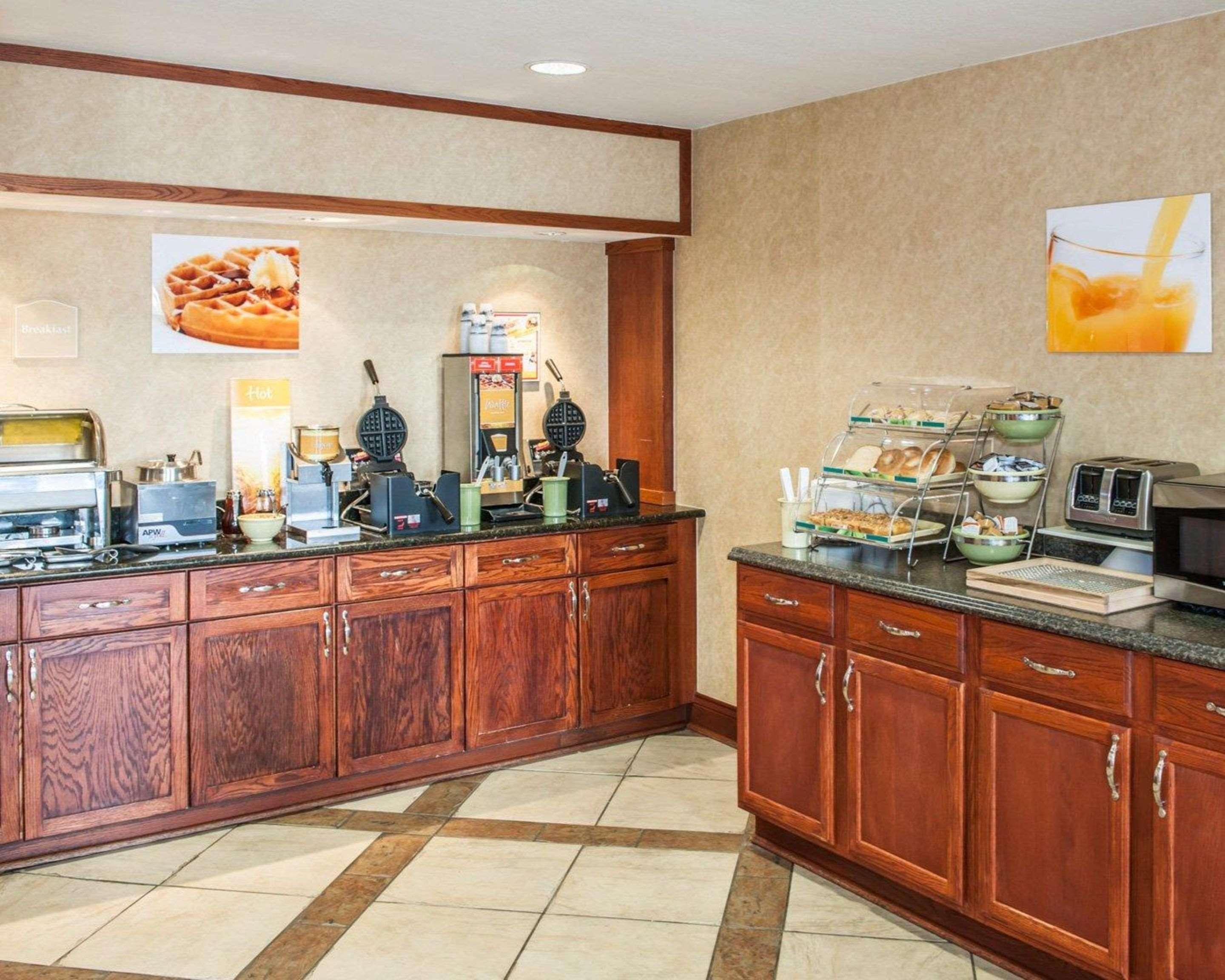 Quality Inn Касълтън Екстериор снимка