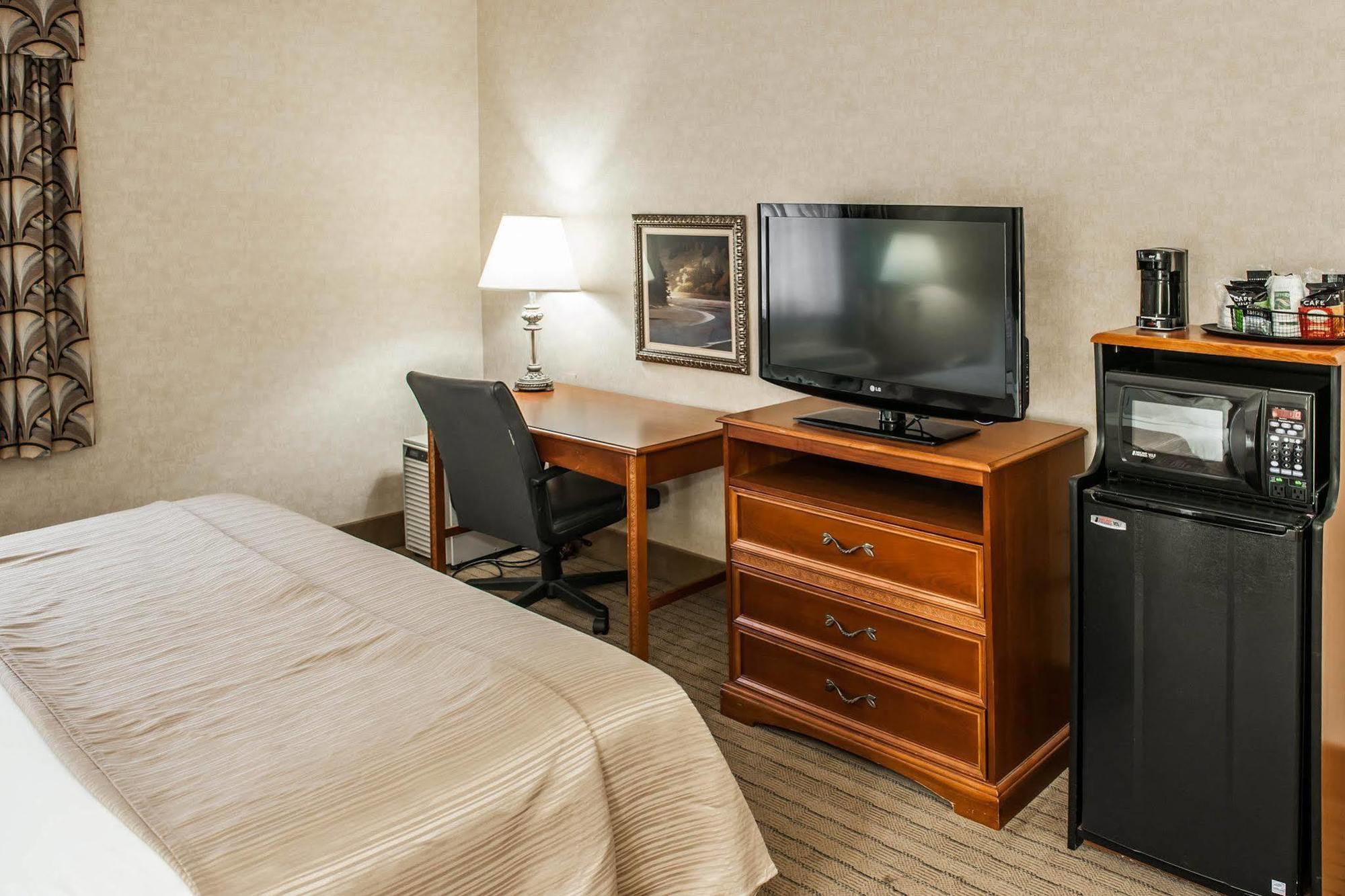 Quality Inn Касълтън Екстериор снимка
