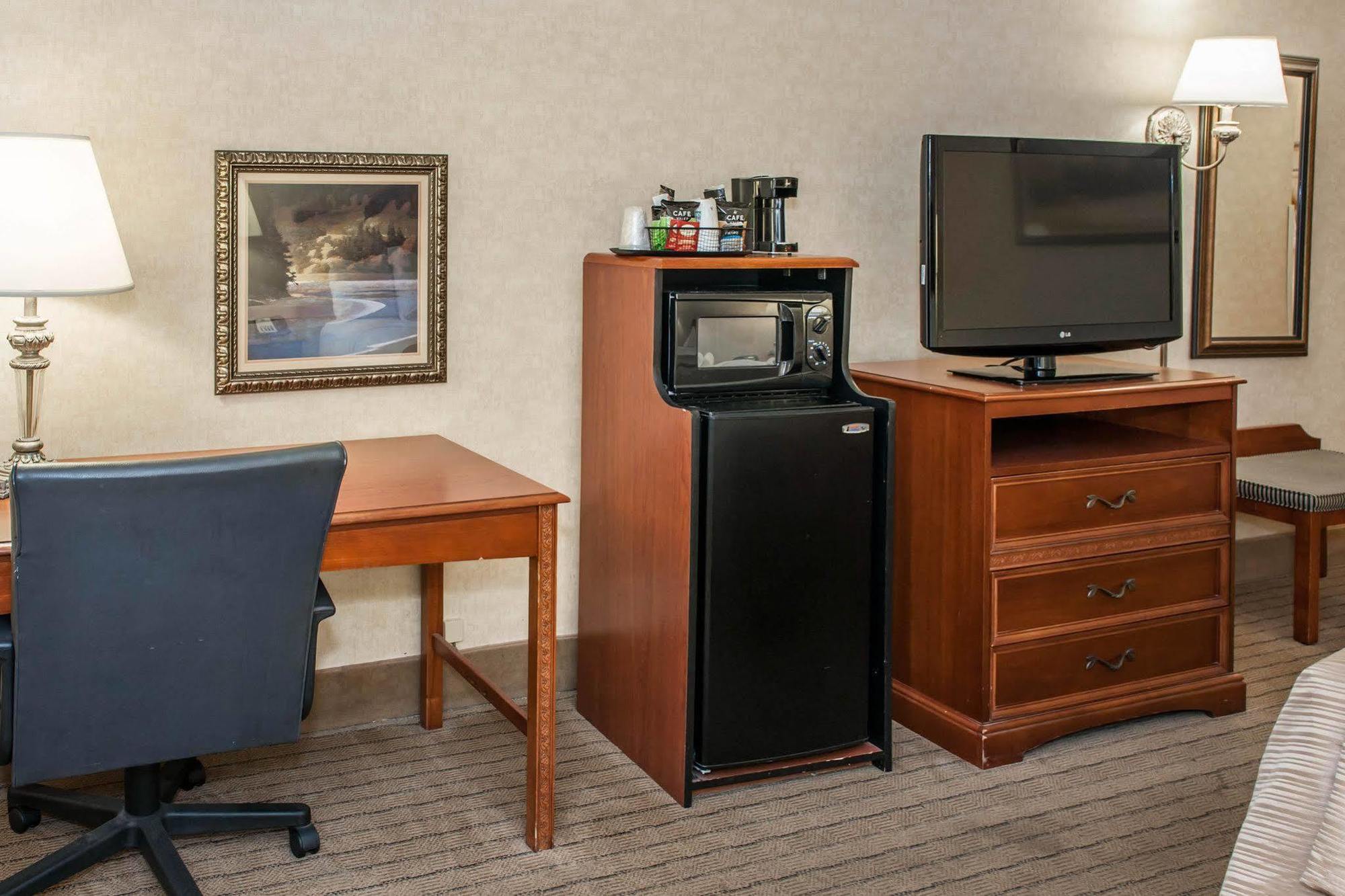 Quality Inn Касълтън Екстериор снимка