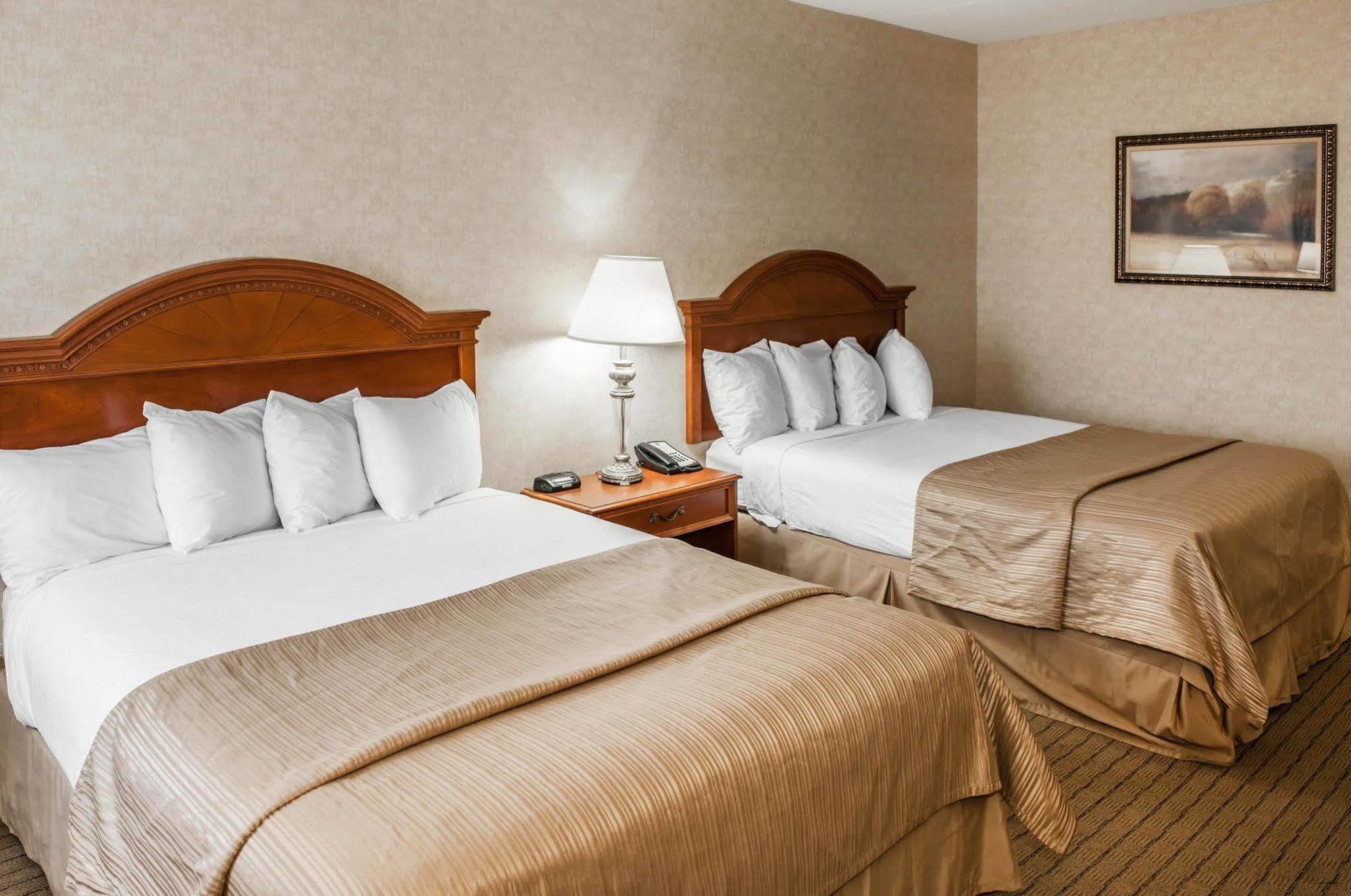 Quality Inn Касълтън Екстериор снимка
