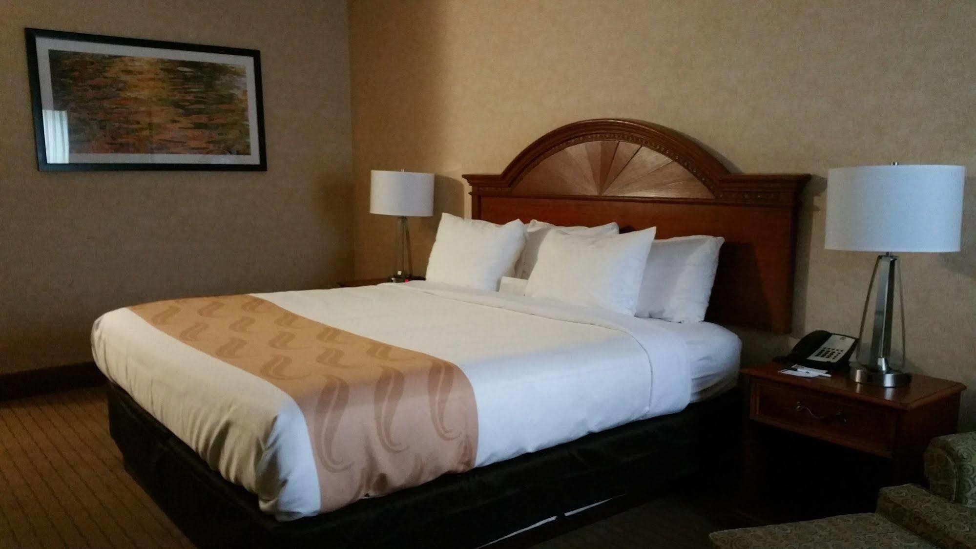 Quality Inn Касълтън Екстериор снимка