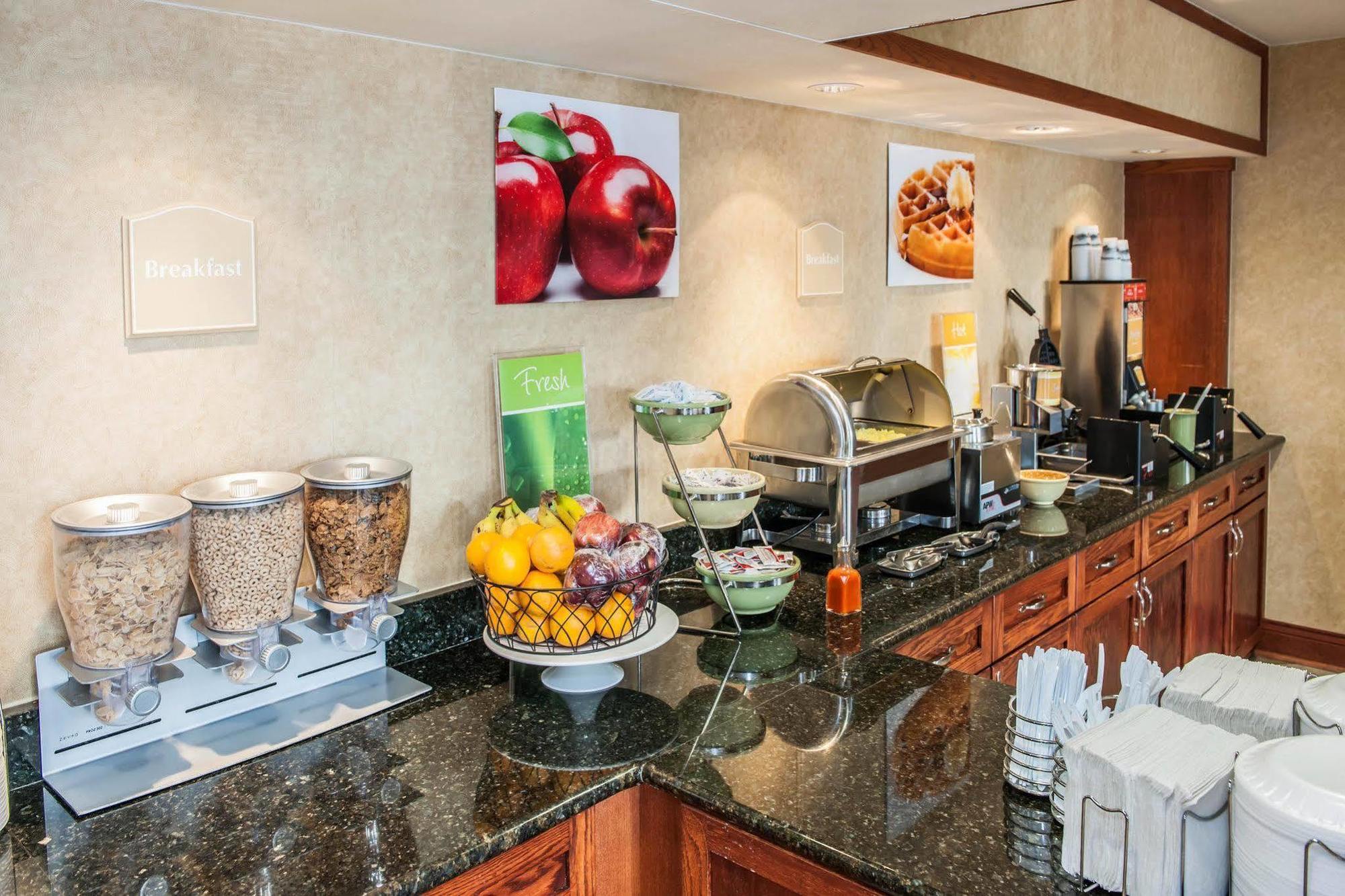 Quality Inn Касълтън Екстериор снимка