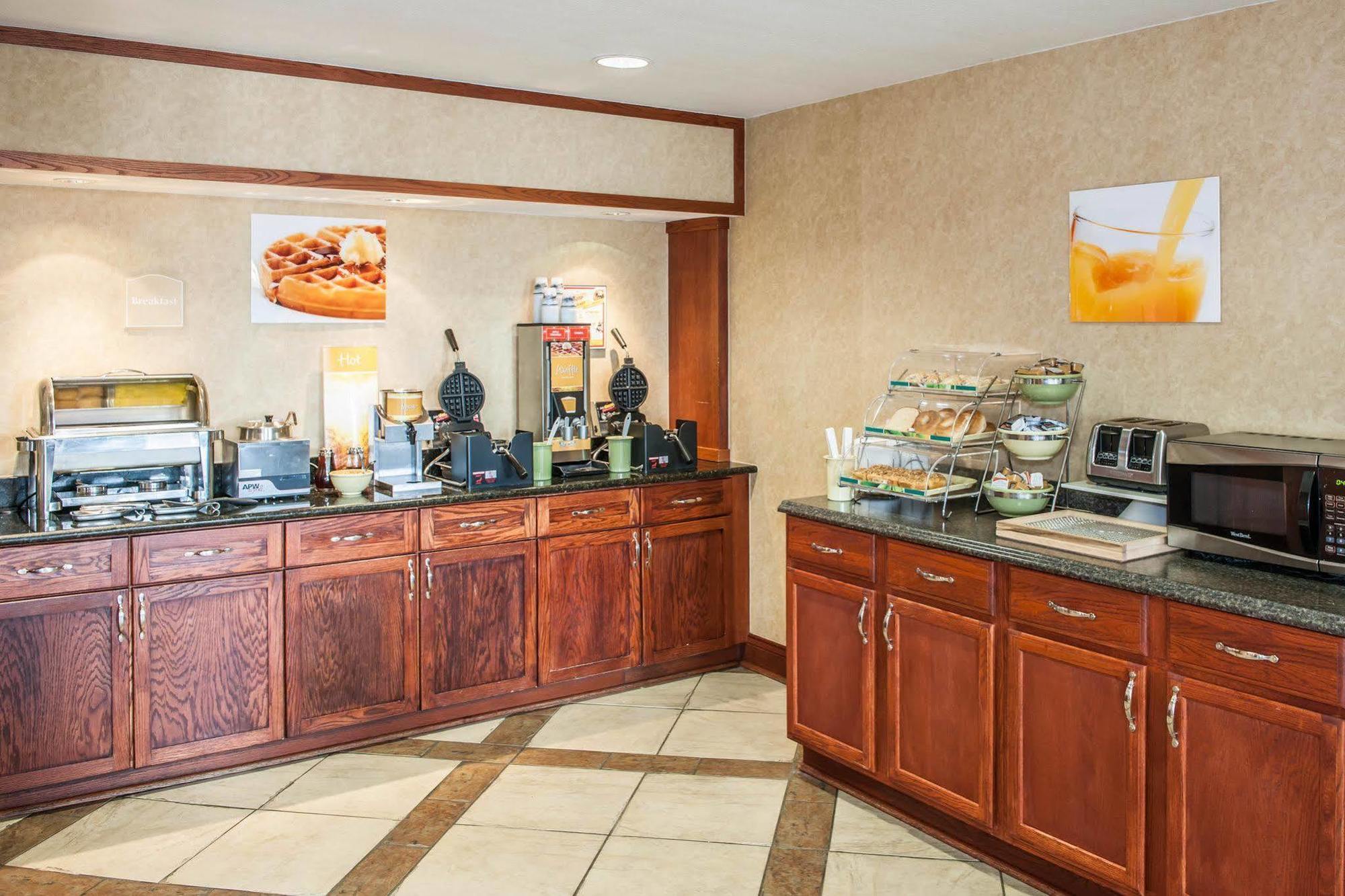 Quality Inn Касълтън Екстериор снимка