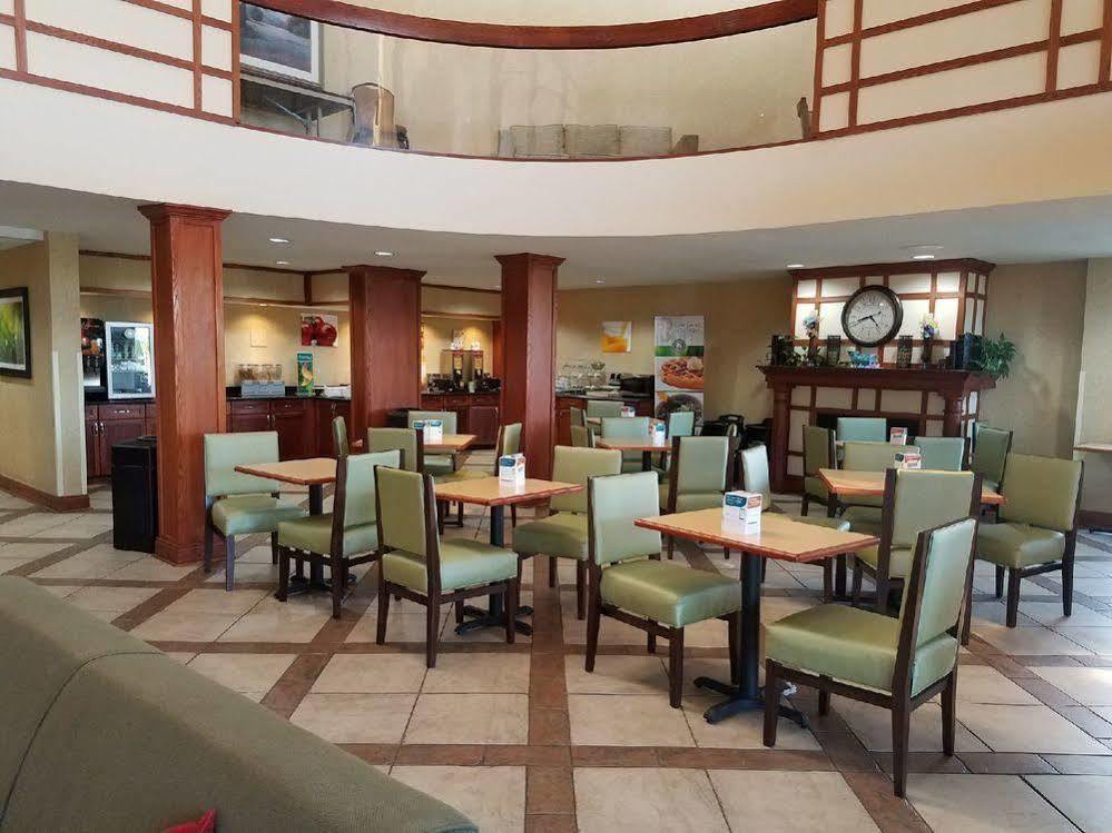 Quality Inn Касълтън Екстериор снимка